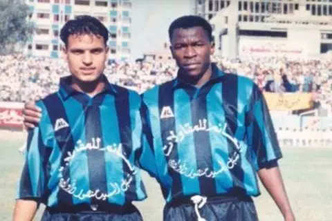 منافس منتخب مصر.. مدرب سيراليون الذي تألق مع جمهورية شبين وهز شباك الأهلي والزمالك 
